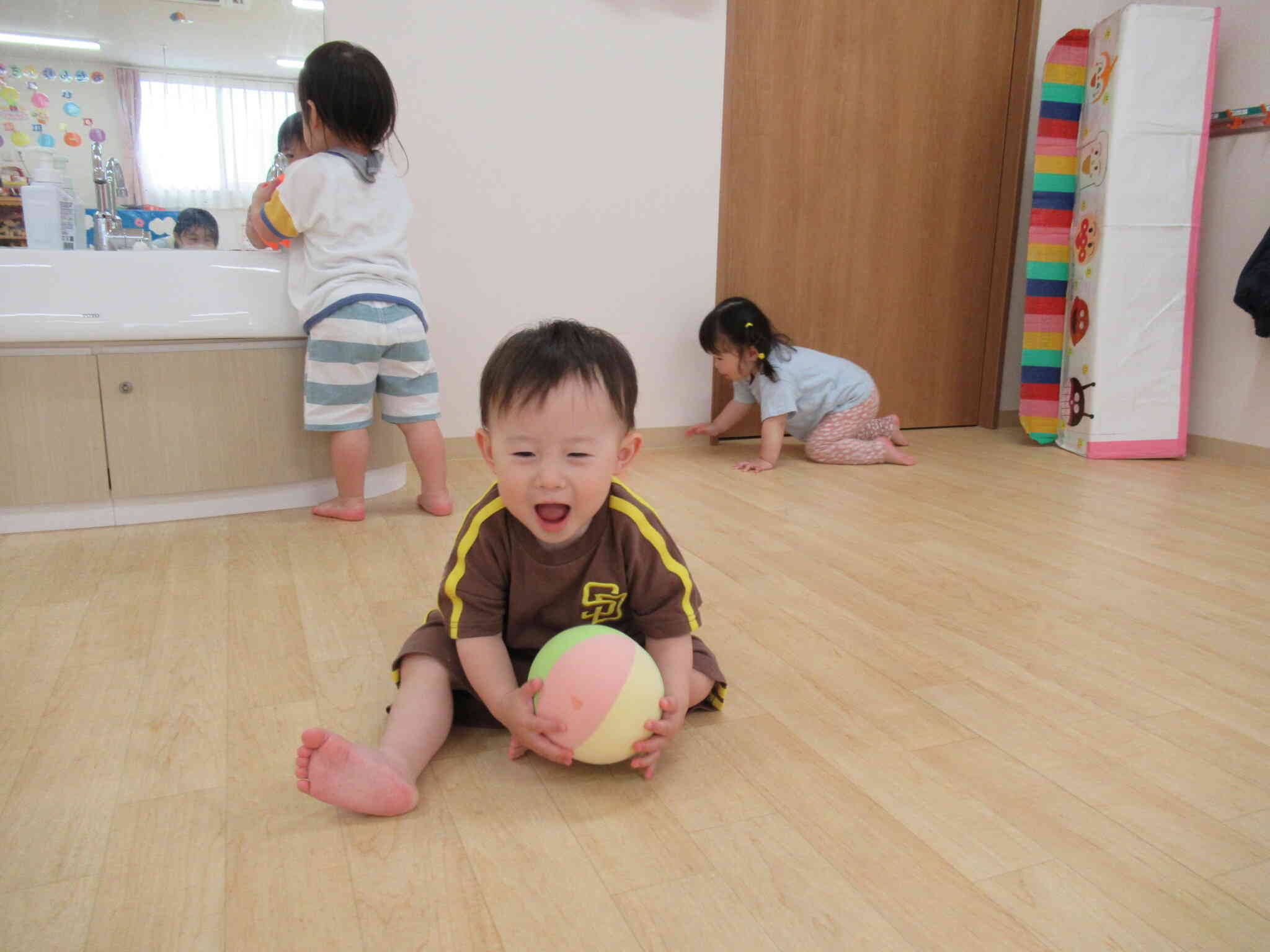 室内遊びの様子～あひる組（1歳児）｜ニチイキッズ天王みなみ保育園